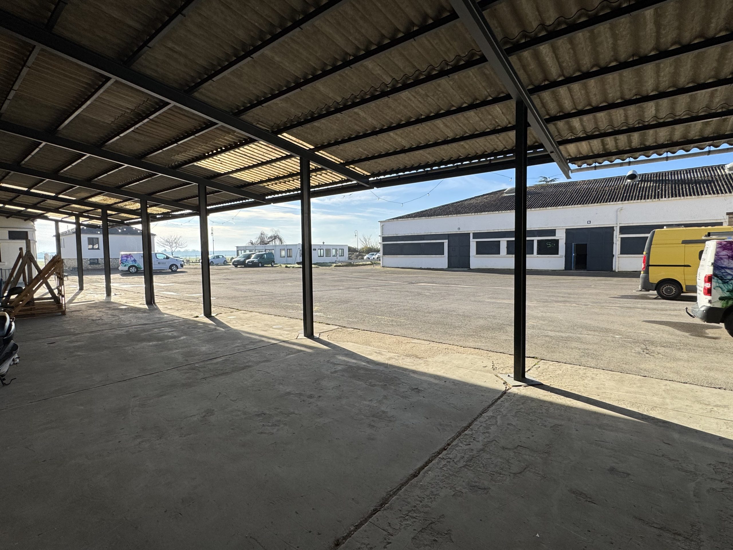 Les Ateliers du Mesnil, Extérieur parking